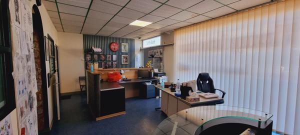 Ensemble de 3 Locaux Commerciaux à Confolens 383 m² avec Parking