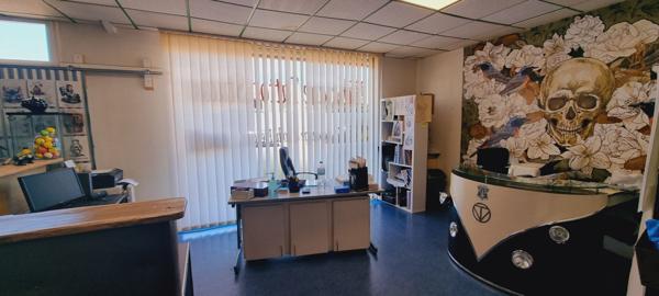 Ensemble de 3 Locaux Commerciaux à Confolens 383 m² avec Parking