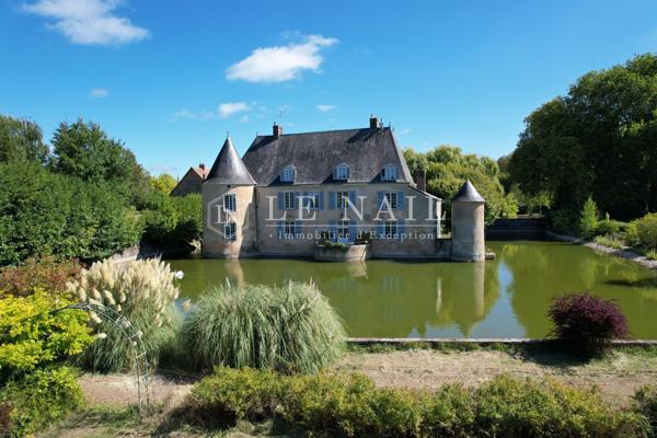 Château du XVe au XIXe siècles avec gîtes et dépendances proche du Mans