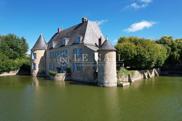 Château du XVe au XIXe siècles avec gîtes et dépendances proche du Mans