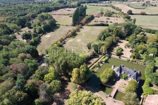 Château du XVe au XIXe siècles avec gîtes et dépendances proche du Mans