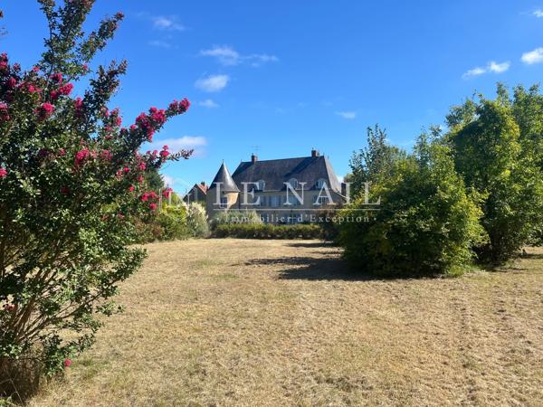 Château du XVe au XIXe siècles avec gîtes et dépendances proche du Mans