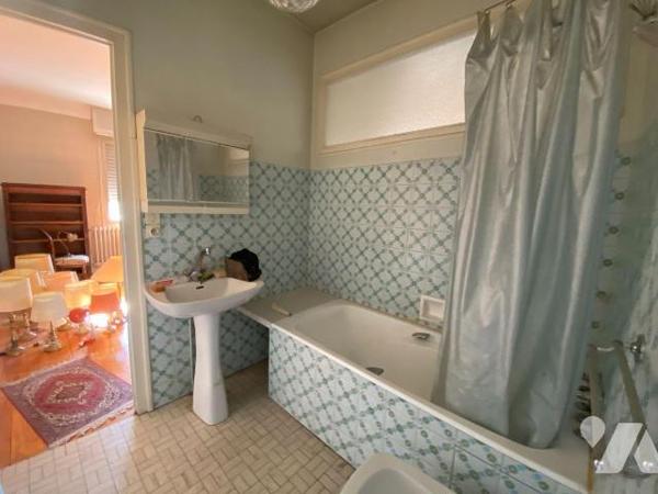 BORDEAUX SAINT GENES
Située rue de Pessac cette magnifique demeure bourgeoise avec éléments d'...