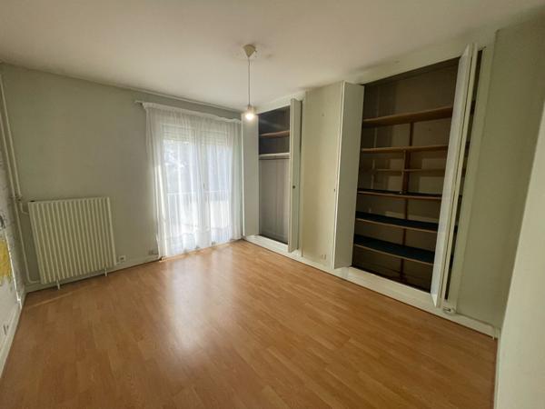 Maison Betton 7 pièce(s) PROXIMITE COMMODITES / TRES GRAND TERRAIN / SOUS SOL / CHAUFFAGE GAZ