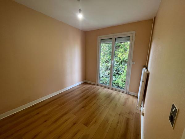 Maison Betton 7 pièce(s) PROXIMITE COMMODITES / TRES GRAND TERRAIN / SOUS SOL / CHAUFFAGE GAZ