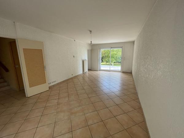 Maison Betton 7 pièce(s) PROXIMITE COMMODITES / TRES GRAND TERRAIN / SOUS SOL / CHAUFFAGE GAZ