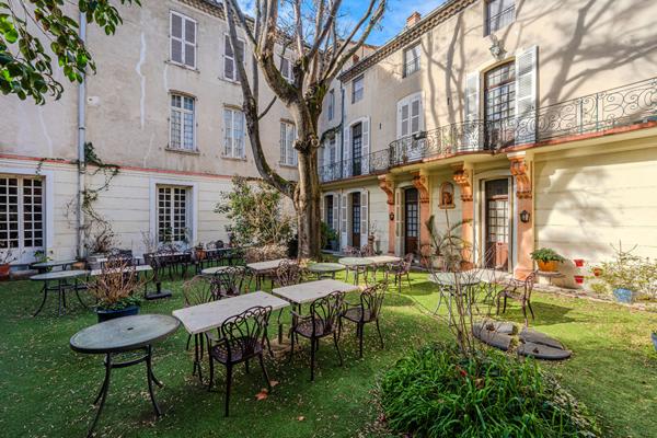 Ancien hôtel particulier de 750 m² avec jardin à vendre à CARPENTRAS.