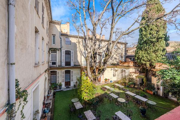 Ancien hôtel particulier de 750 m² avec jardin à vendre à CARPENTRAS.