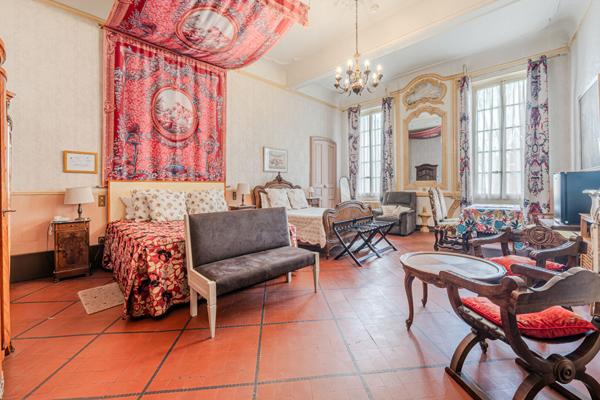 Ancien hôtel particulier de 750 m² avec jardin à vendre à CARPENTRAS.