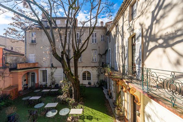 Ancien hôtel particulier de 750 m² avec jardin à vendre à CARPENTRAS.