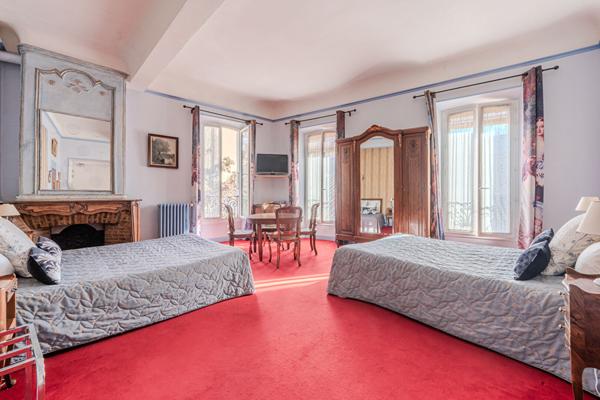 Ancien hôtel particulier de 750 m² avec jardin à vendre à CARPENTRAS.
