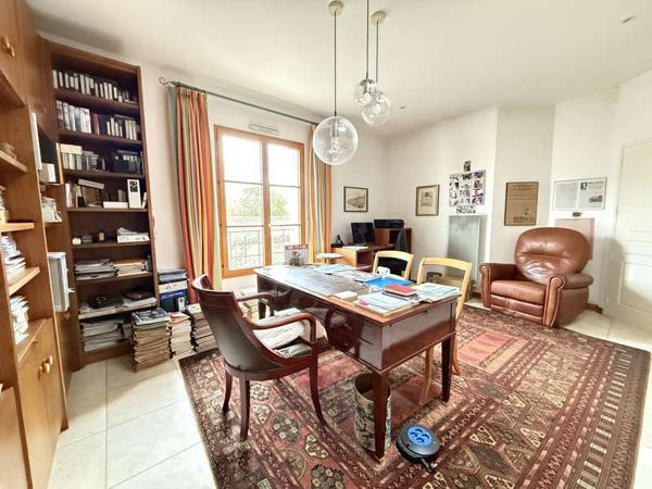 MONTAIGU-VENDEE / Vente Maison 9 Pièces 220 m²