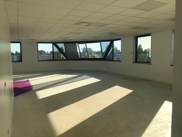 A louer bureaux rénovés et climatisés au sein d'un programme qualitatif