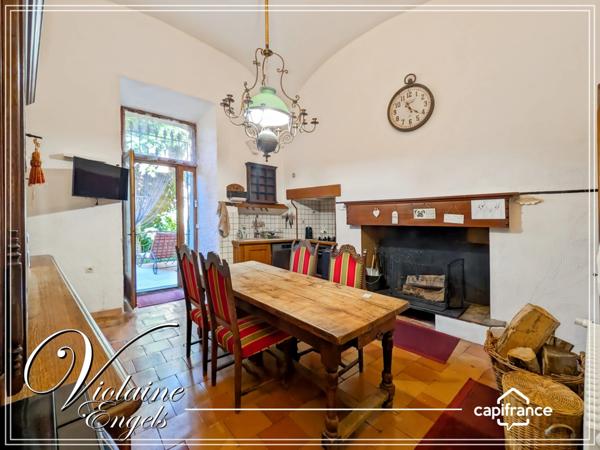 Maison de maître avec tour médiévale et piscine intérieure – Azille (11700)