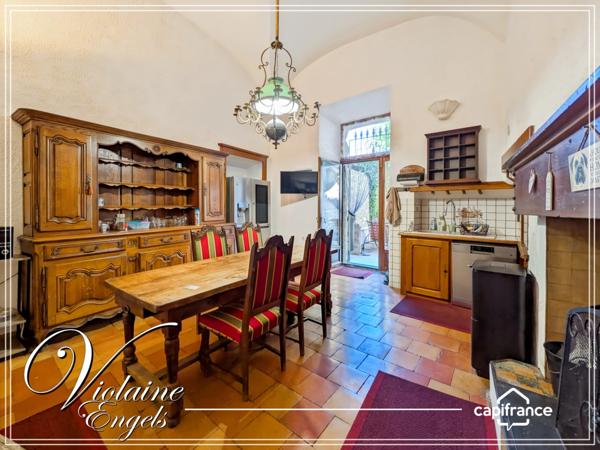 Maison de maître avec tour médiévale et piscine intérieure – Azille (11700)