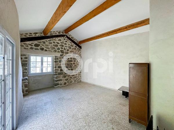 Maison à vendre    2 pièces •  Mayres