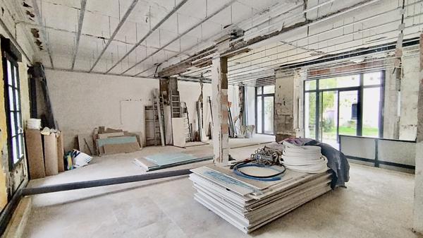 Grand appartement avec studios, jardin et piscine en centre-ville