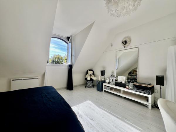 Marcoussis (91460) Propriété d'exception sur la butte de Marcoussis- 2 maisons- Piscine- Terrain boisée de 3279m2