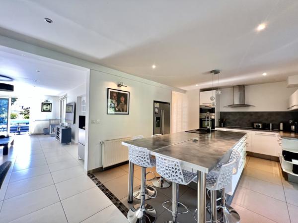 Marcoussis (91460) Propriété d'exception sur la butte de Marcoussis- 2 maisons- Piscine- Terrain boisée de 3279m2