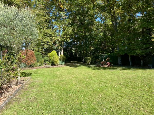 Marcoussis (91460) Propriété d'exception sur la butte de Marcoussis- 2 maisons- Piscine- Terrain boisée de 3279m2