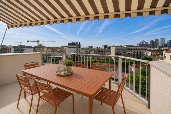 4/5 pièces en dernier étage avec terrasse, balcon, cave et parking. À rénover.