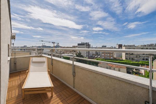 4/5 pièces en dernier étage avec terrasse, balcon, cave et parking. À rénover.