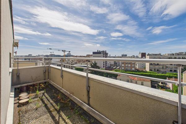 4/5 pièces en dernier étage avec terrasse, balcon, cave et parking. À rénover.