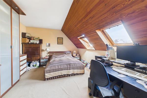 4/5 pièces en dernier étage avec terrasse, balcon, cave et parking. À rénover.