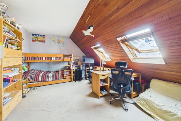 4/5 pièces en dernier étage avec terrasse, balcon, cave et parking. À rénover.