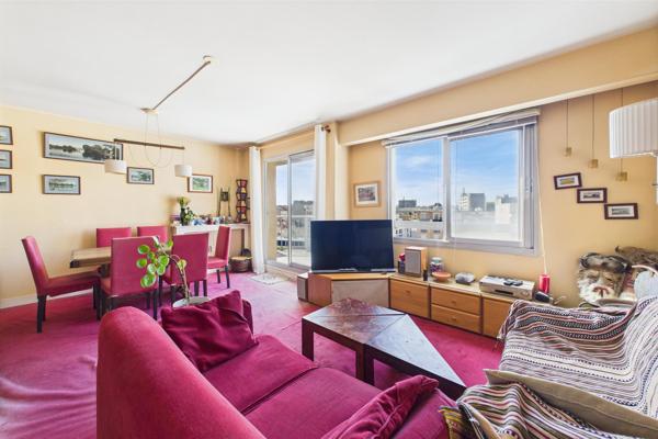 4/5 pièces en dernier étage avec terrasse, balcon, cave et parking. À rénover.