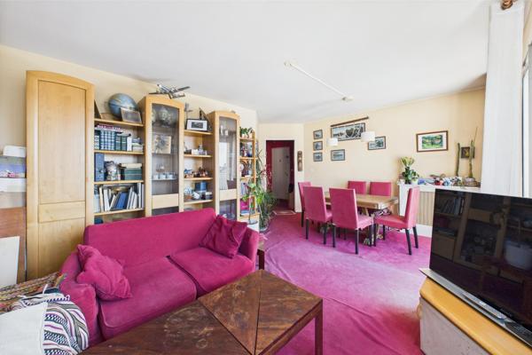4/5 pièces en dernier étage avec terrasse, balcon, cave et parking. À rénover.