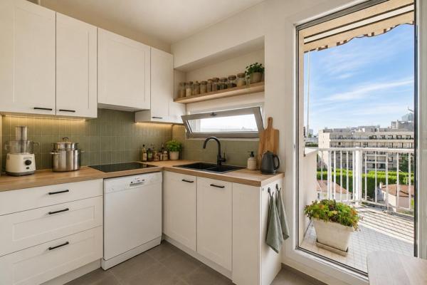 4/5 pièces en dernier étage avec terrasse, balcon, cave et parking. À rénover.