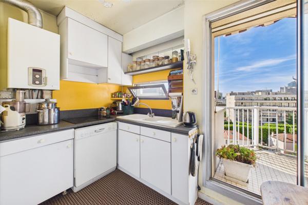 4/5 pièces en dernier étage avec terrasse, balcon, cave et parking. À rénover.