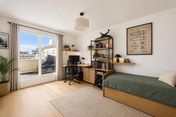 4/5 pièces en dernier étage avec terrasse, balcon, cave et parking. À rénover.