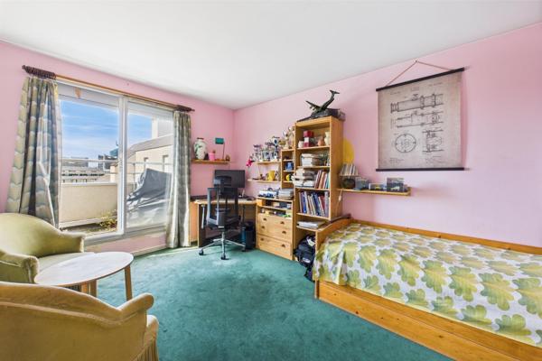 4/5 pièces en dernier étage avec terrasse, balcon, cave et parking. À rénover.