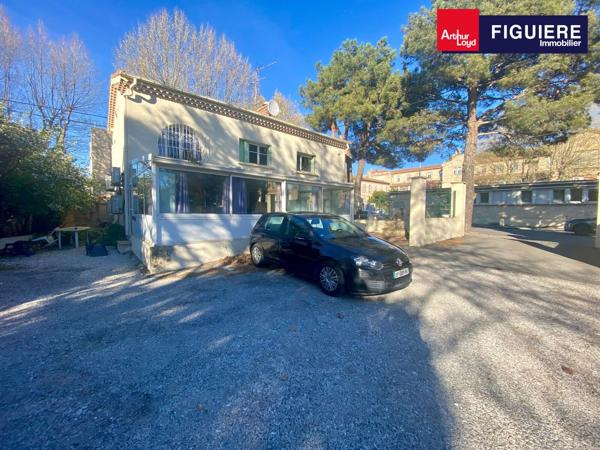 Bâtiment de bureaux de 192m² à vendre avec parking centre ville de Salon de Provence