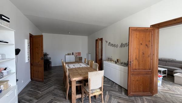 Maison de maître en pierre avec dépendances et jardin clos arboré.