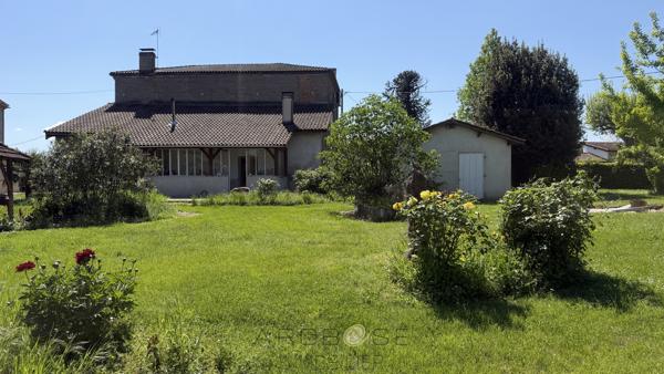Maison de maître en pierre avec dépendances et jardin clos arboré.