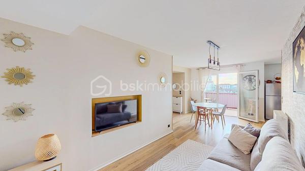 Découvrez en Exclusivité ce beau T4 situé au 2ème et dernier étage (sans ascenseur) dans une petite copropriété
au cœur du bourg de Briscous proche de toutes les commodités à pied (commerces et écoles).
À seulement 15mn de Bayonne par autoroute gratuite.

                         - VISITE VIRTUELLE GRATUITE - SUR DEMANDE

Il vous offre une entrée, une belle pièce de vie lumineuse avec sa cuisine ouverte moderne, aménagée et équipée et son cellier attenant.
Accès direct au balcon couvert (exposition Sud/Ouest), idéal pour partager de bons moments en famille ou entre amis !

Côté nuit, vous disposez de 3 chambres avec placard dont 1 avec en plus un dressing, une salle de bain et un WC séparé.

Côté technique : Chauffage individuel au gaz de ville - Menuiserie PVC - Double vitrage - Parquet au sol - VMC - Fibre

Les Avantages : Garage privatif + 1 place de parking extérieure - Aucuns travaux à prévoir - Bonne situation géographique - 
L'eau comprise dans les charges.

Produit rare sur le secteur, ne tardez pas !

Je suis à votre écoute 7jours/7, je m'adapte à votre planning.