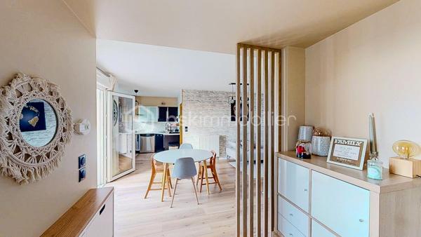 Découvrez en Exclusivité ce beau T4 situé au 2ème et dernier étage (sans ascenseur) dans une petite copropriété
au cœur du bourg de Briscous proche de toutes les commodités à pied (commerces et écoles).
À seulement 15mn de Bayonne par autoroute gratuite.

                         - VISITE VIRTUELLE GRATUITE - SUR DEMANDE

Il vous offre une entrée, une belle pièce de vie lumineuse avec sa cuisine ouverte moderne, aménagée et équipée et son cellier attenant.
Accès direct au balcon couvert (exposition Sud/Ouest), idéal pour partager de bons moments en famille ou entre amis !

Côté nuit, vous disposez de 3 chambres avec placard dont 1 avec en plus un dressing, une salle de bain et un WC séparé.

Côté technique : Chauffage individuel au gaz de ville - Menuiserie PVC - Double vitrage - Parquet au sol - VMC - Fibre

Les Avantages : Garage privatif + 1 place de parking extérieure - Aucuns travaux à prévoir - Bonne situation géographique - 
L'eau comprise dans les charges.

Produit rare sur le secteur, ne tardez pas !

Je suis à votre écoute 7jours/7, je m'adapte à votre planning.