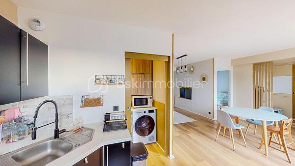 Découvrez en Exclusivité ce beau T4 situé au 2ème et dernier étage (sans ascenseur) dans une petite copropriété
au cœur du bourg de Briscous proche de toutes les commodités à pied (commerces et écoles).
À seulement 15mn de Bayonne par autoroute gratuite.

                         - VISITE VIRTUELLE GRATUITE - SUR DEMANDE

Il vous offre une entrée, une belle pièce de vie lumineuse avec sa cuisine ouverte moderne, aménagée et équipée et son cellier attenant.
Accès direct au balcon couvert (exposition Sud/Ouest), idéal pour partager de bons moments en famille ou entre amis !

Côté nuit, vous disposez de 3 chambres avec placard dont 1 avec en plus un dressing, une salle de bain et un WC séparé.

Côté technique : Chauffage individuel au gaz de ville - Menuiserie PVC - Double vitrage - Parquet au sol - VMC - Fibre

Les Avantages : Garage privatif + 1 place de parking extérieure - Aucuns travaux à prévoir - Bonne situation géographique - 
L'eau comprise dans les charges.

Produit rare sur le secteur, ne tardez pas !

Je suis à votre écoute 7jours/7, je m'adapte à votre planning.