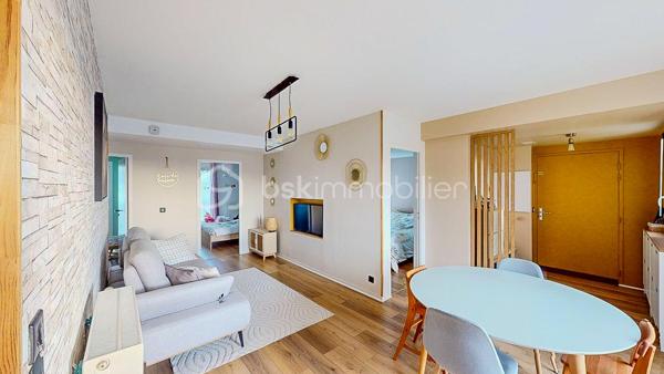 Découvrez en Exclusivité ce beau T4 situé au 2ème et dernier étage (sans ascenseur) dans une petite copropriété
au cœur du bourg de Briscous proche de toutes les commodités à pied (commerces et écoles).
À seulement 15mn de Bayonne par autoroute gratuite.

                         - VISITE VIRTUELLE GRATUITE - SUR DEMANDE

Il vous offre une entrée, une belle pièce de vie lumineuse avec sa cuisine ouverte moderne, aménagée et équipée et son cellier attenant.
Accès direct au balcon couvert (exposition Sud/Ouest), idéal pour partager de bons moments en famille ou entre amis !

Côté nuit, vous disposez de 3 chambres avec placard dont 1 avec en plus un dressing, une salle de bain et un WC séparé.

Côté technique : Chauffage individuel au gaz de ville - Menuiserie PVC - Double vitrage - Parquet au sol - VMC - Fibre

Les Avantages : Garage privatif + 1 place de parking extérieure - Aucuns travaux à prévoir - Bonne situation géographique - 
L'eau comprise dans les charges.

Produit rare sur le secteur, ne tardez pas !

Je suis à votre écoute 7jours/7, je m'adapte à votre planning.