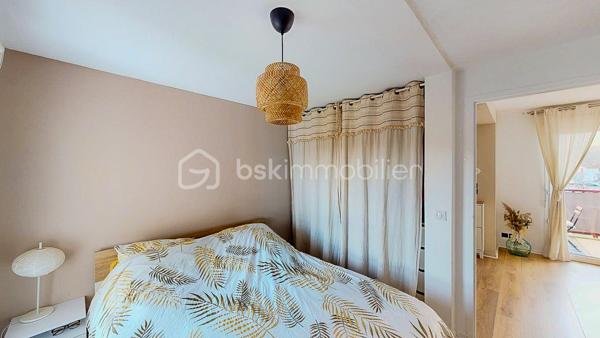 Découvrez en Exclusivité ce beau T4 situé au 2ème et dernier étage (sans ascenseur) dans une petite copropriété
au cœur du bourg de Briscous proche de toutes les commodités à pied (commerces et écoles).
À seulement 15mn de Bayonne par autoroute gratuite.

                         - VISITE VIRTUELLE GRATUITE - SUR DEMANDE

Il vous offre une entrée, une belle pièce de vie lumineuse avec sa cuisine ouverte moderne, aménagée et équipée et son cellier attenant.
Accès direct au balcon couvert (exposition Sud/Ouest), idéal pour partager de bons moments en famille ou entre amis !

Côté nuit, vous disposez de 3 chambres avec placard dont 1 avec en plus un dressing, une salle de bain et un WC séparé.

Côté technique : Chauffage individuel au gaz de ville - Menuiserie PVC - Double vitrage - Parquet au sol - VMC - Fibre

Les Avantages : Garage privatif + 1 place de parking extérieure - Aucuns travaux à prévoir - Bonne situation géographique - 
L'eau comprise dans les charges.

Produit rare sur le secteur, ne tardez pas !

Je suis à votre écoute 7jours/7, je m'adapte à votre planning.