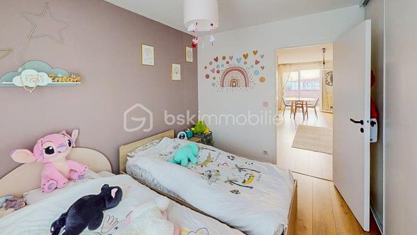 Découvrez en Exclusivité ce beau T4 situé au 2ème et dernier étage (sans ascenseur) dans une petite copropriété
au cœur du bourg de Briscous proche de toutes les commodités à pied (commerces et écoles).
À seulement 15mn de Bayonne par autoroute gratuite.

                         - VISITE VIRTUELLE GRATUITE - SUR DEMANDE

Il vous offre une entrée, une belle pièce de vie lumineuse avec sa cuisine ouverte moderne, aménagée et équipée et son cellier attenant.
Accès direct au balcon couvert (exposition Sud/Ouest), idéal pour partager de bons moments en famille ou entre amis !

Côté nuit, vous disposez de 3 chambres avec placard dont 1 avec en plus un dressing, une salle de bain et un WC séparé.

Côté technique : Chauffage individuel au gaz de ville - Menuiserie PVC - Double vitrage - Parquet au sol - VMC - Fibre

Les Avantages : Garage privatif + 1 place de parking extérieure - Aucuns travaux à prévoir - Bonne situation géographique - 
L'eau comprise dans les charges.

Produit rare sur le secteur, ne tardez pas !

Je suis à votre écoute 7jours/7, je m'adapte à votre planning.