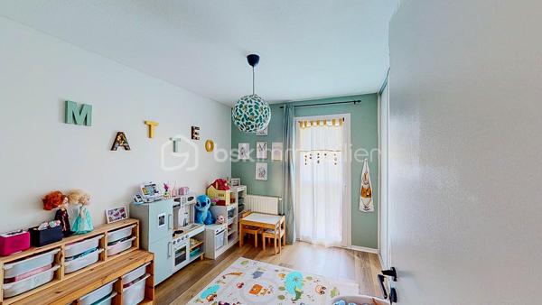 Découvrez en Exclusivité ce beau T4 situé au 2ème et dernier étage (sans ascenseur) dans une petite copropriété
au cœur du bourg de Briscous proche de toutes les commodités à pied (commerces et écoles).
À seulement 15mn de Bayonne par autoroute gratuite.

                         - VISITE VIRTUELLE GRATUITE - SUR DEMANDE

Il vous offre une entrée, une belle pièce de vie lumineuse avec sa cuisine ouverte moderne, aménagée et équipée et son cellier attenant.
Accès direct au balcon couvert (exposition Sud/Ouest), idéal pour partager de bons moments en famille ou entre amis !

Côté nuit, vous disposez de 3 chambres avec placard dont 1 avec en plus un dressing, une salle de bain et un WC séparé.

Côté technique : Chauffage individuel au gaz de ville - Menuiserie PVC - Double vitrage - Parquet au sol - VMC - Fibre

Les Avantages : Garage privatif + 1 place de parking extérieure - Aucuns travaux à prévoir - Bonne situation géographique - 
L'eau comprise dans les charges.

Produit rare sur le secteur, ne tardez pas !

Je suis à votre écoute 7jours/7, je m'adapte à votre planning.