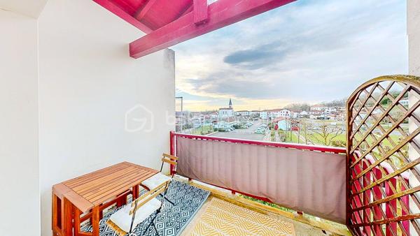 Découvrez en Exclusivité ce beau T4 situé au 2ème et dernier étage (sans ascenseur) dans une petite copropriété
au cœur du bourg de Briscous proche de toutes les commodités à pied (commerces et écoles).
À seulement 15mn de Bayonne par autoroute gratuite.

                         - VISITE VIRTUELLE GRATUITE - SUR DEMANDE

Il vous offre une entrée, une belle pièce de vie lumineuse avec sa cuisine ouverte moderne, aménagée et équipée et son cellier attenant.
Accès direct au balcon couvert (exposition Sud/Ouest), idéal pour partager de bons moments en famille ou entre amis !

Côté nuit, vous disposez de 3 chambres avec placard dont 1 avec en plus un dressing, une salle de bain et un WC séparé.

Côté technique : Chauffage individuel au gaz de ville - Menuiserie PVC - Double vitrage - Parquet au sol - VMC - Fibre

Les Avantages : Garage privatif + 1 place de parking extérieure - Aucuns travaux à prévoir - Bonne situation géographique - 
L'eau comprise dans les charges.

Produit rare sur le secteur, ne tardez pas !

Je suis à votre écoute 7jours/7, je m'adapte à votre planning.