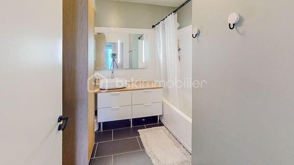 Découvrez en Exclusivité ce beau T4 situé au 2ème et dernier étage (sans ascenseur) dans une petite copropriété
au cœur du bourg de Briscous proche de toutes les commodités à pied (commerces et écoles).
À seulement 15mn de Bayonne par autoroute gratuite.

                         - VISITE VIRTUELLE GRATUITE - SUR DEMANDE

Il vous offre une entrée, une belle pièce de vie lumineuse avec sa cuisine ouverte moderne, aménagée et équipée et son cellier attenant.
Accès direct au balcon couvert (exposition Sud/Ouest), idéal pour partager de bons moments en famille ou entre amis !

Côté nuit, vous disposez de 3 chambres avec placard dont 1 avec en plus un dressing, une salle de bain et un WC séparé.

Côté technique : Chauffage individuel au gaz de ville - Menuiserie PVC - Double vitrage - Parquet au sol - VMC - Fibre

Les Avantages : Garage privatif + 1 place de parking extérieure - Aucuns travaux à prévoir - Bonne situation géographique - 
L'eau comprise dans les charges.

Produit rare sur le secteur, ne tardez pas !

Je suis à votre écoute 7jours/7, je m'adapte à votre planning.