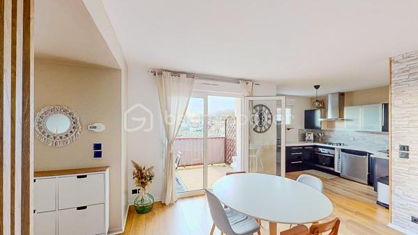 Découvrez en Exclusivité ce beau T4 situé au 2ème et dernier étage (sans ascenseur) dans une petite copropriété
au cœur du bourg de Briscous proche de toutes les commodités à pied (commerces et écoles).
À seulement 15mn de Bayonne par autoroute gratuite.

                         - VISITE VIRTUELLE GRATUITE - SUR DEMANDE

Il vous offre une entrée, une belle pièce de vie lumineuse avec sa cuisine ouverte moderne, aménagée et équipée et son cellier attenant.
Accès direct au balcon couvert (exposition Sud/Ouest), idéal pour partager de bons moments en famille ou entre amis !

Côté nuit, vous disposez de 3 chambres avec placard dont 1 avec en plus un dressing, une salle de bain et un WC séparé.

Côté technique : Chauffage individuel au gaz de ville - Menuiserie PVC - Double vitrage - Parquet au sol - VMC - Fibre

Les Avantages : Garage privatif + 1 place de parking extérieure - Aucuns travaux à prévoir - Bonne situation géographique - 
L'eau comprise dans les charges.

Produit rare sur le secteur, ne tardez pas !

Je suis à votre écoute 7jours/7, je m'adapte à votre planning.