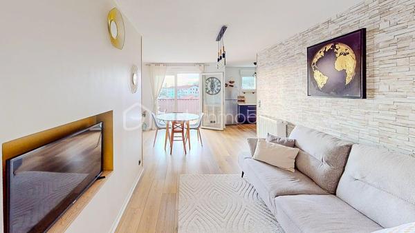 Découvrez en Exclusivité ce beau T4 situé au 2ème et dernier étage (sans ascenseur) dans une petite copropriété
au cœur du bourg de Briscous proche de toutes les commodités à pied (commerces et écoles).
À seulement 15mn de Bayonne par autoroute gratuite.

                         - VISITE VIRTUELLE GRATUITE - SUR DEMANDE

Il vous offre une entrée, une belle pièce de vie lumineuse avec sa cuisine ouverte moderne, aménagée et équipée et son cellier attenant.
Accès direct au balcon couvert (exposition Sud/Ouest), idéal pour partager de bons moments en famille ou entre amis !

Côté nuit, vous disposez de 3 chambres avec placard dont 1 avec en plus un dressing, une salle de bain et un WC séparé.

Côté technique : Chauffage individuel au gaz de ville - Menuiserie PVC - Double vitrage - Parquet au sol - VMC - Fibre

Les Avantages : Garage privatif + 1 place de parking extérieure - Aucuns travaux à prévoir - Bonne situation géographique - 
L'eau comprise dans les charges.

Produit rare sur le secteur, ne tardez pas !

Je suis à votre écoute 7jours/7, je m'adapte à votre planning.