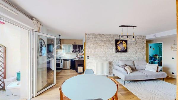 Découvrez en Exclusivité ce beau T4 situé au 2ème et dernier étage (sans ascenseur) dans une petite copropriété
au cœur du bourg de Briscous proche de toutes les commodités à pied (commerces et écoles).
À seulement 15mn de Bayonne par autoroute gratuite.

                         - VISITE VIRTUELLE GRATUITE - SUR DEMANDE

Il vous offre une entrée, une belle pièce de vie lumineuse avec sa cuisine ouverte moderne, aménagée et équipée et son cellier attenant.
Accès direct au balcon couvert (exposition Sud/Ouest), idéal pour partager de bons moments en famille ou entre amis !

Côté nuit, vous disposez de 3 chambres avec placard dont 1 avec en plus un dressing, une salle de bain et un WC séparé.

Côté technique : Chauffage individuel au gaz de ville - Menuiserie PVC - Double vitrage - Parquet au sol - VMC - Fibre

Les Avantages : Garage privatif + 1 place de parking extérieure - Aucuns travaux à prévoir - Bonne situation géographique - 
L'eau comprise dans les charges.

Produit rare sur le secteur, ne tardez pas !

Je suis à votre écoute 7jours/7, je m'adapte à votre planning.